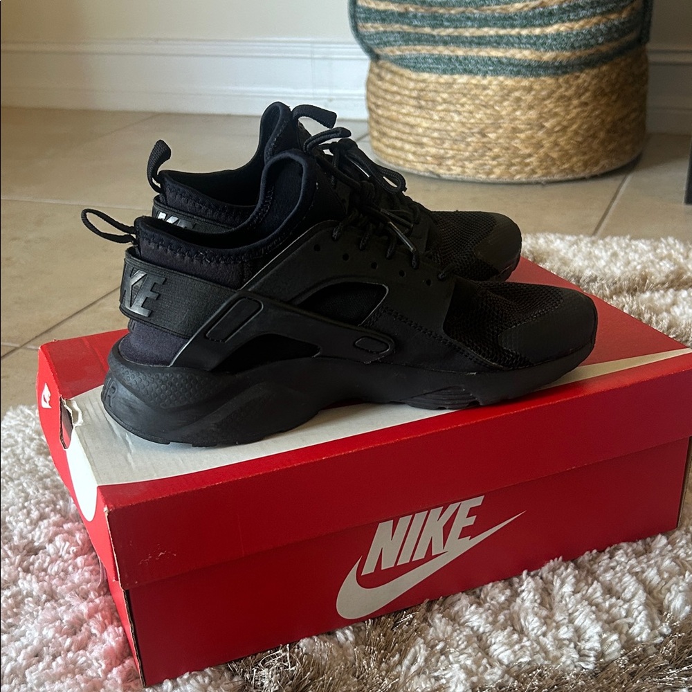 Nike  Black Athletic Shoes